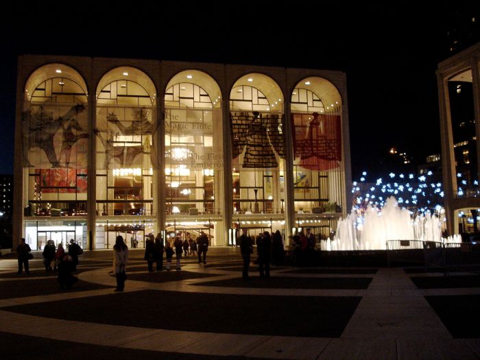 Facade_of_the_Metropolitan_Opera_House_at_Lincoln_Center,_NYC